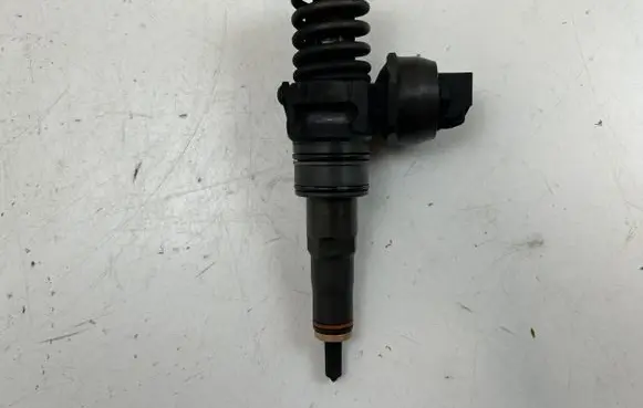 Skoda Octavia Mk2 (1Z) Fuel injector 038130073B