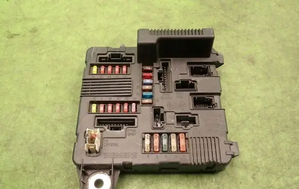 Renault Megane II Fuse module 