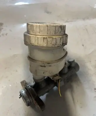 Master brake cylinder