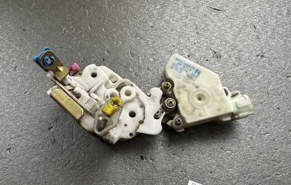 Nissan Patrol Y61 Front door lock 8055289902