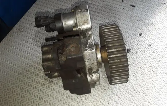 Volvo S40, V40 Fuel injection high pressure pump 8200055072