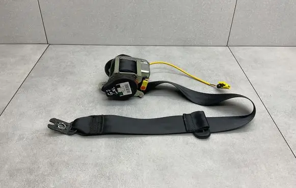 Volkswagen Golf VII Rear seatbelt