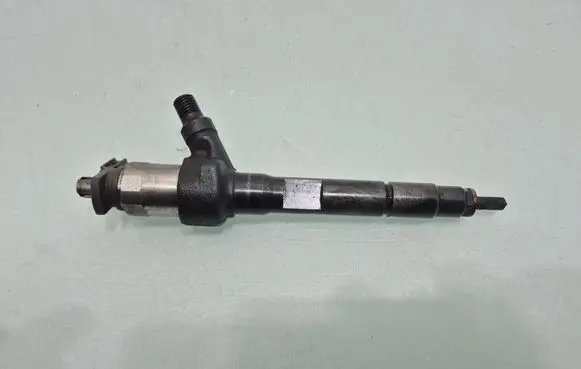 Mazda CX-7 Fuel injector R2AA13H50