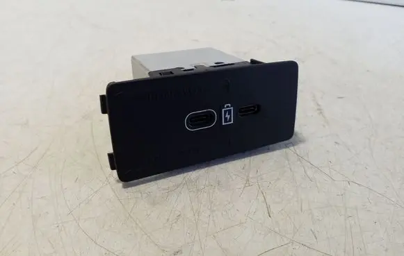 Volvo XC60 USB socket connector 32375814