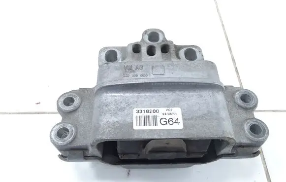 Volkswagen PASSAT B6 Engine mount bracket 3318200