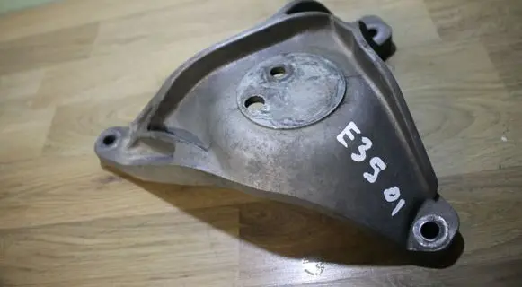 BMW 5 E39 Engine mounting bracket 1096080