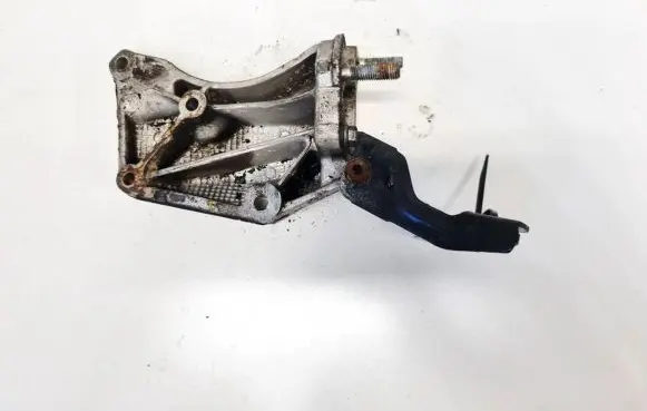 Hyundai Lantra II Engine mounting bracket