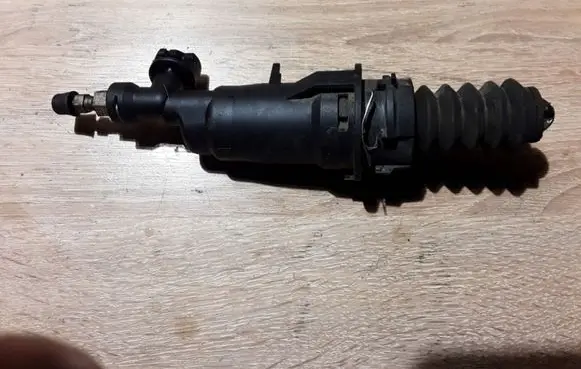 Clutch slave cylinder