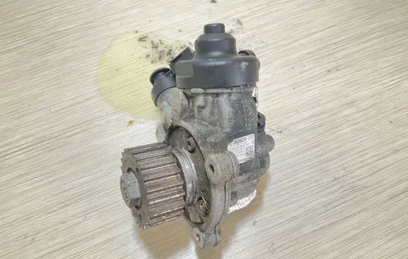 Audi Q3 8U Fuel injection high pressure pump 04L130755D 10160415 0445010537