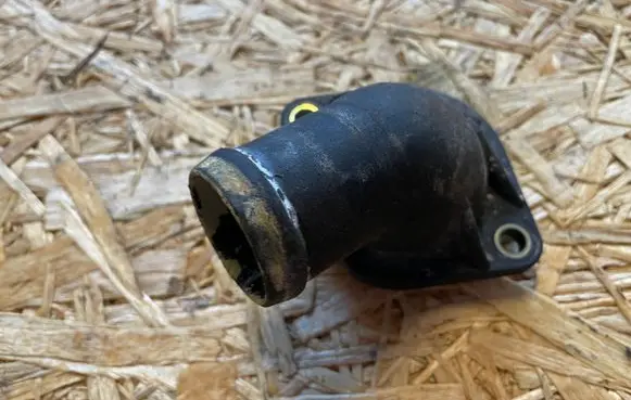 Audi A4 S4 B5 8D Engine coolant pipe/hose 030121121B