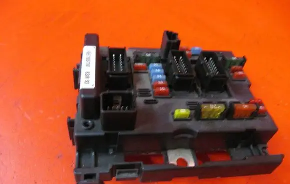 Peugeot 206 Fuse module 9657608780