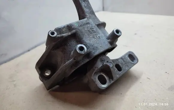 Volkswagen Tiguan Engine mount bracket 5N0199262