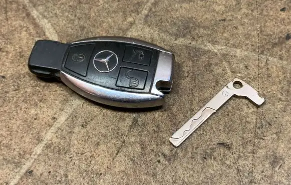 Mercedes-Benz E C207 W207 Ignition key/card 