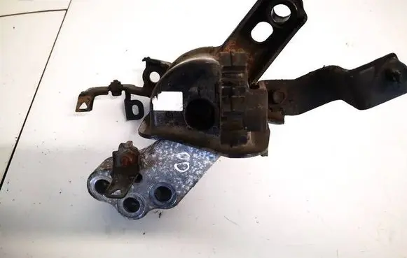 Engine mount bracket