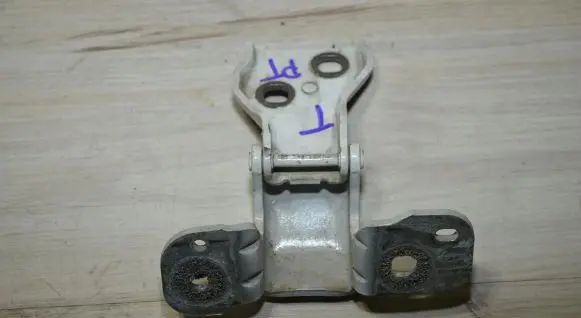 Tailgate/trunk/boot hinge