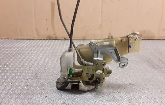 Toyota Yaris Rear door lock 