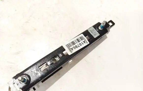 Opel Astra H Seat belt adjustment rail 13166032