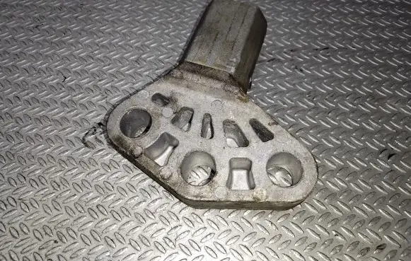 Opel Insignia A Engine mounting bracket