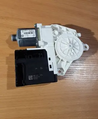 Volkswagen Tiguan Front door window regulator motor 3C0959792B 918433110 6RE001205