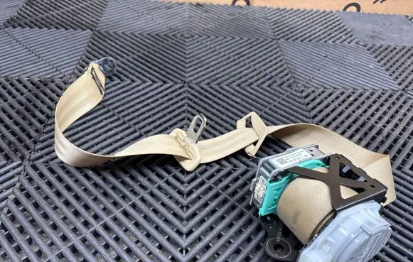 Audi A8 S8 D4 4H Middle seatbelt (rear) 3066322 KR17H602XA