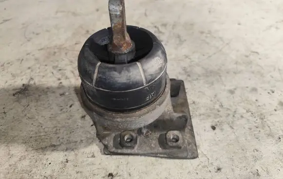 Engine mount bracket