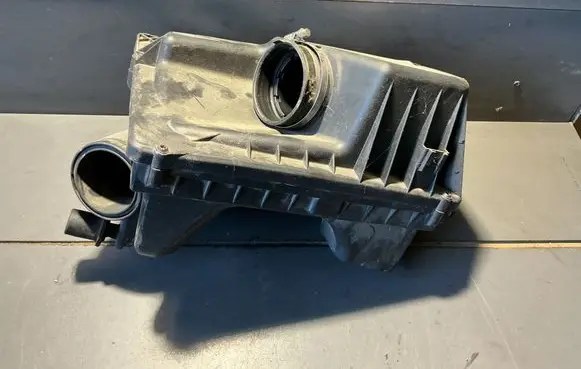 Opel Astra H Air filter box 55557127