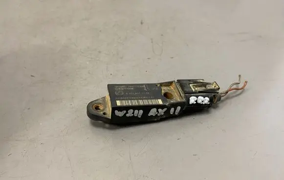 Mercedes-Benz E W211 Airbag deployment crash/impact sensor A0028202726 25571203A4 21298202726