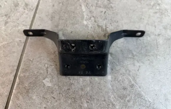 Front bumper mounting bracket