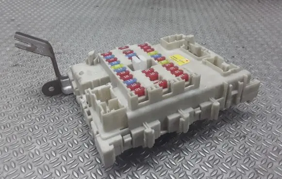 Nissan Primera Fuse module 24350AV700