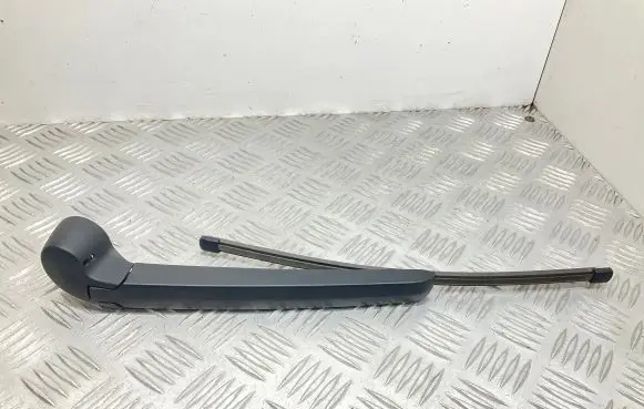 Rear wiper blade arm
