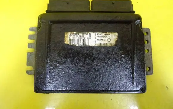 Renault Scenic I Engine control unit/module S110030220B 8200024667