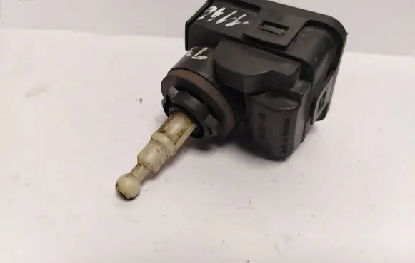 Headlight level adjustment motor