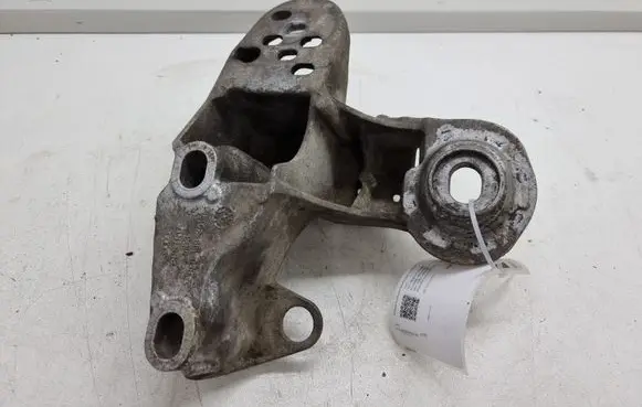 Audi A4 S4 B7 8E 8H Engine mounting bracket 8E0199351M