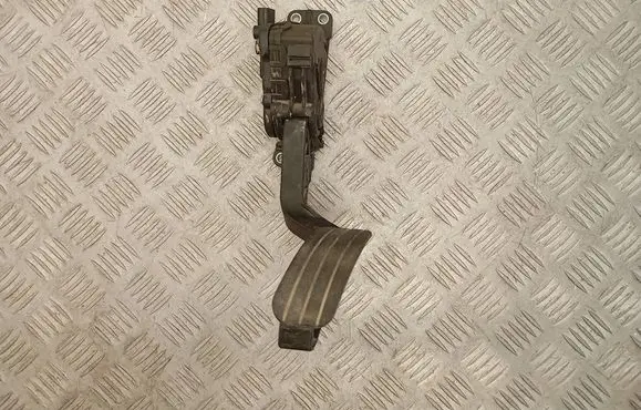 Accelerator throttle pedal