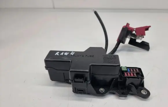 Toyota RAV 4 (XA50) Fuse module 8266242720