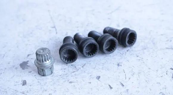 Volkswagen Golf VI Anti-theft wheel nuts and lock 41051