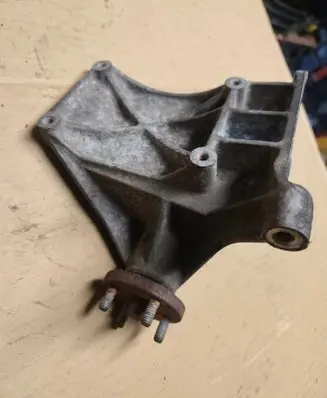 Jeep Cherokee XJ Engine mounting bracket