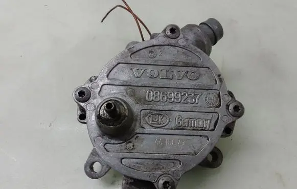 Volvo V70 Vacuum pump 08699237