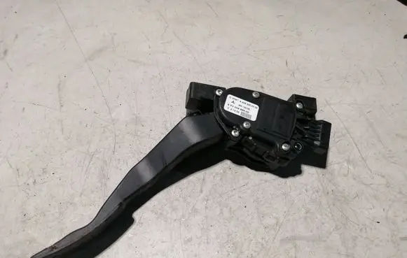 Accelerator throttle pedal