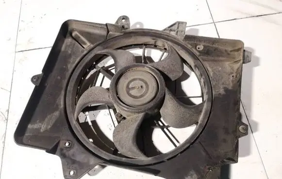 Radiator cooling fan shroud