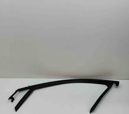Peugeot 3008 II Front door glass trim molding 9811586080