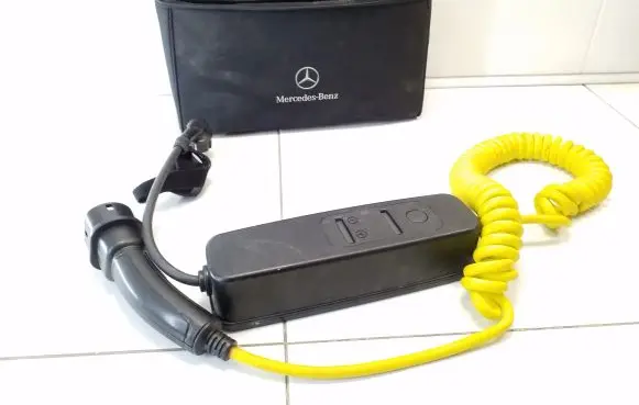 Mercedes-Benz B W246 W242 Battery charger (optional) A0005834200