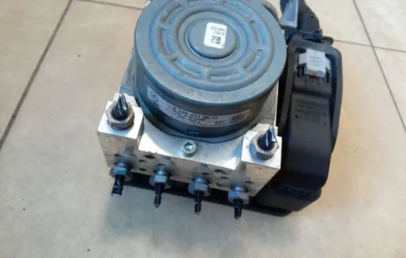 Mercedes-Benz C W205 ABS Pump 2059012800 NE69054