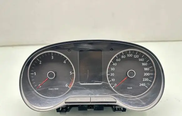 Volkswagen Polo V 6R Speedometer (instrument cluster) 6R0920861H V030412007 1120700294