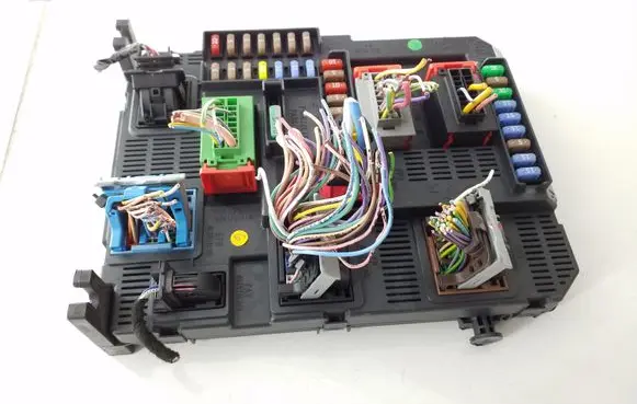 Peugeot 208 Fuse module 9678355980U