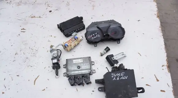 Nissan Juke I F15 Engine control unit/module ECU