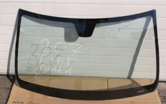 Mercedes-Benz E C207 W207 Front windscreen/windshield window 43R00397