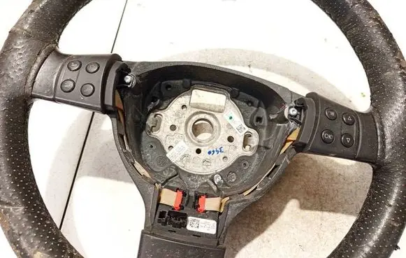 Volkswagen Golf V Steering wheel buttons/switches 