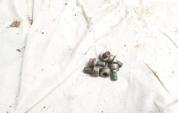 Volkswagen Touareg I Nuts/bolts 
