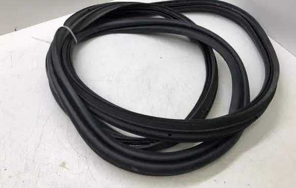 Trunk rubber seal (body)